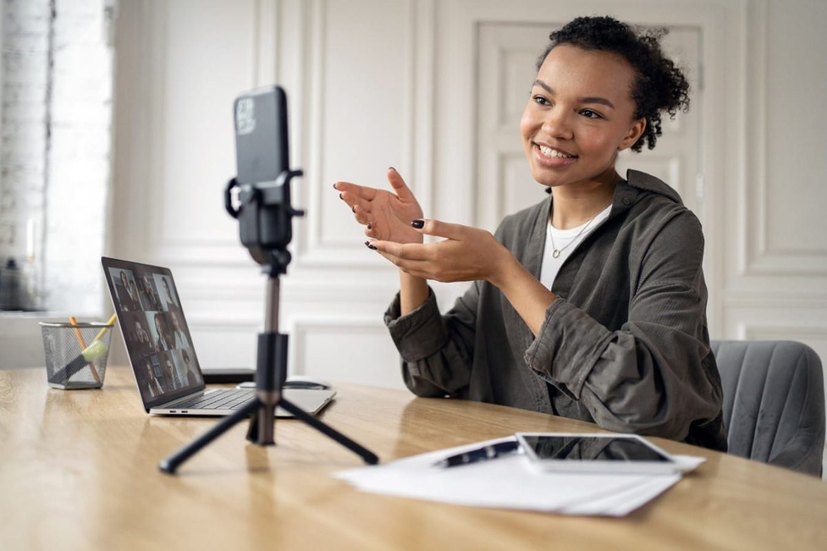 video-communication-phone-female-freelancer-workplace-company-office-coworking-space1 VNV Events - How successful is influencer marketing?