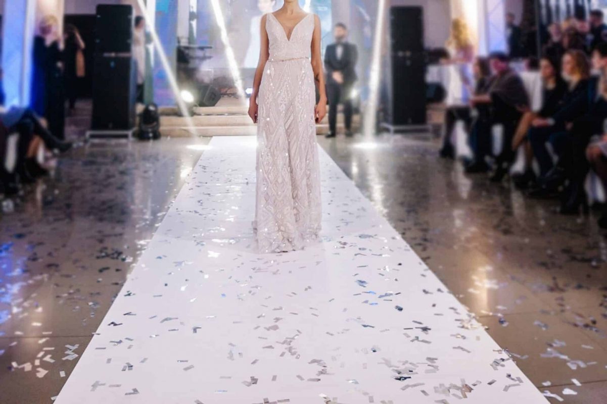 Woman in an expensive, luxury dress, details of models walking o VNV Events - the message to the glamor community